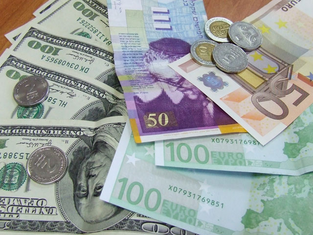 тоги валютных торгов: курсы доллара и евро повысились