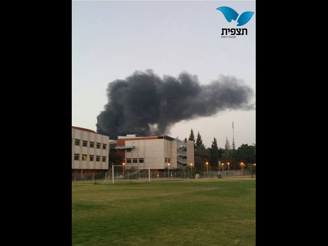 Пожар, вспыхнувший в результате попадания ракеты в Сдероте