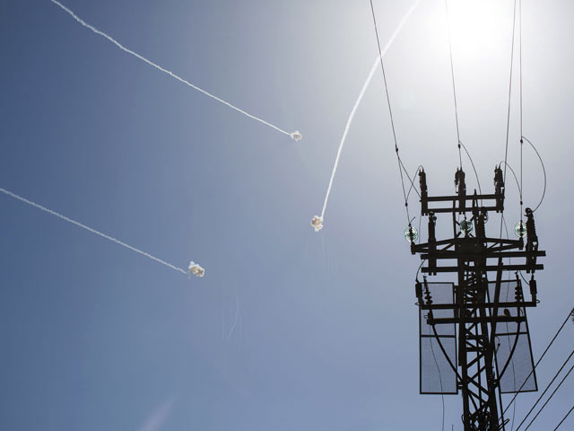 "Железный купол" сбивает ракеты над Сдеротом
