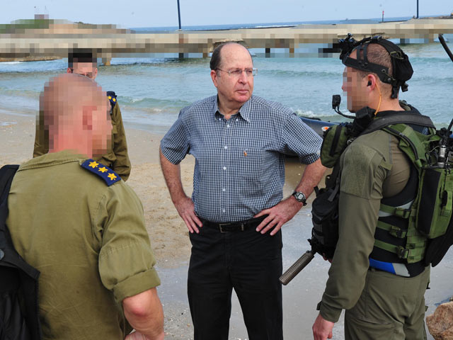 Министр обороны Израиля Моше Яалон с бойцами "Шайетет 13"