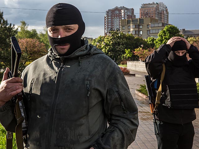 Сепаратисты Луганска утверждают, что сбили два украинских самолета и взяли в плен экипаж