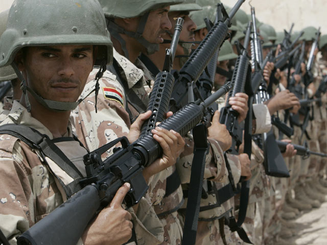 Иракские военные с американскими винтовками М-16