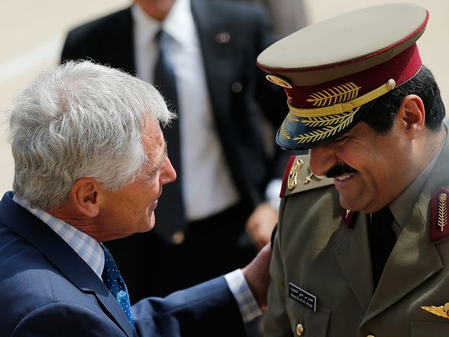 Министр обороны США Чак Хейгель и катарский министр без портфеля по оборонным вопросам Хамад бин Али аль-Аттия