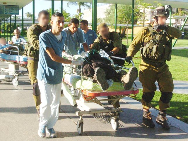 Доставка раненого в больницу "Сорока" (иллюстрация)