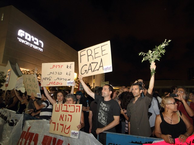 Демонстрация против военной операции в секторе Газы. Тель-Авив, 19 июля 2014 г.