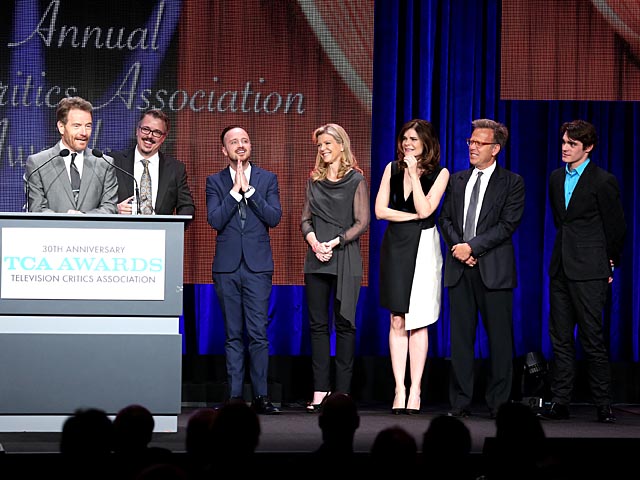Актеры сериала "Во все тяжкие" на церемонии вручения премии Ассоциации телевизионных критиков Америки.  19 июля 2014 года