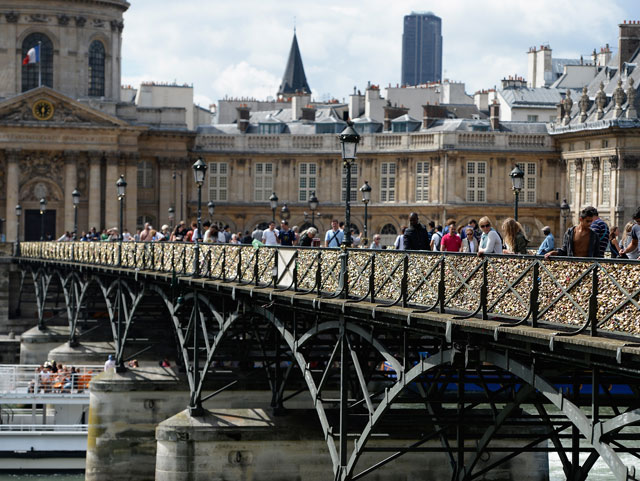 Жителям еврейского квартала Парижа рекомендовали не выходить из дома  