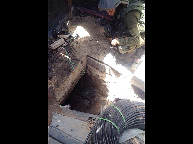 ЦАХАЛ обнаружил в Газе туннель и военную форму