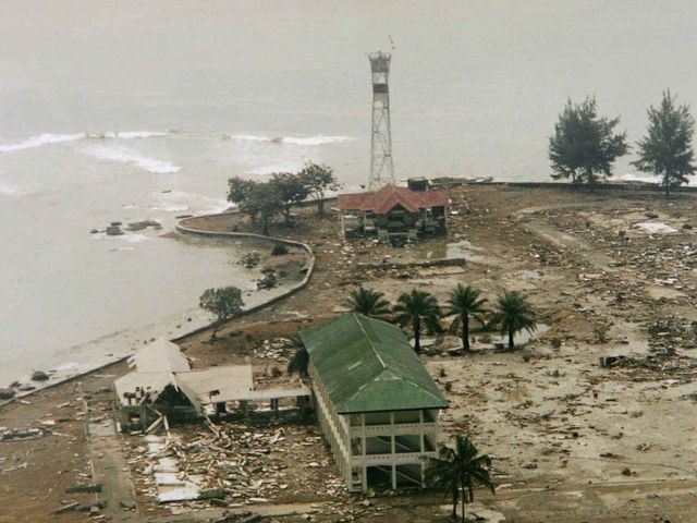 После цунами в Индонезии. Декабрь 2004