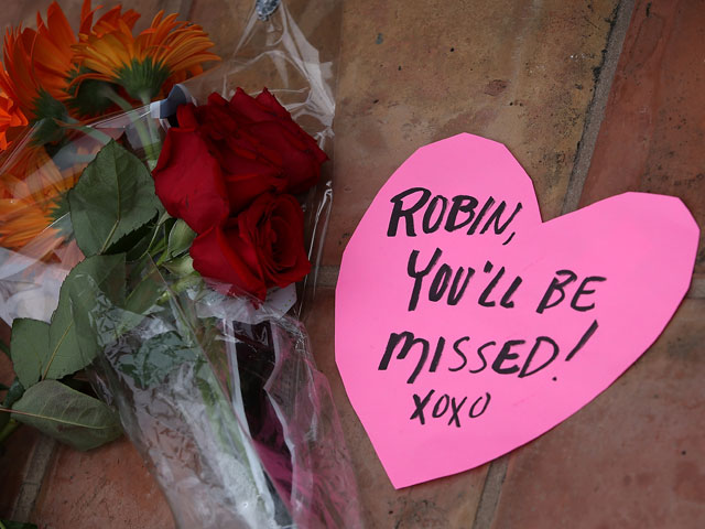 Цветы, принесенные к дому Робина Уильямса после сообщения о его смерти
