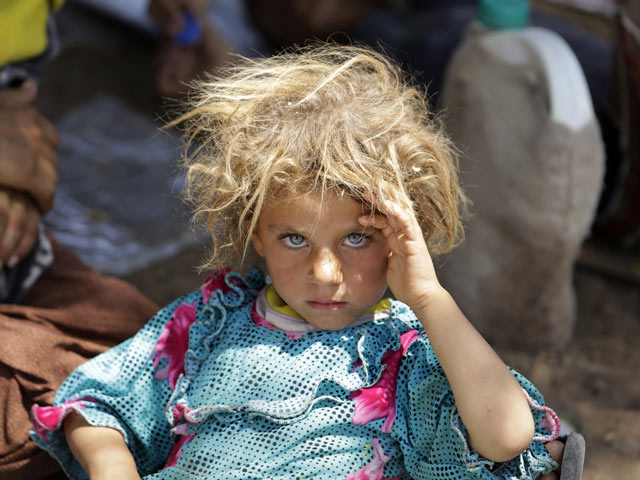 Девочка из семьи езидов, бежавших от преследований исламистов. Август 2014 года