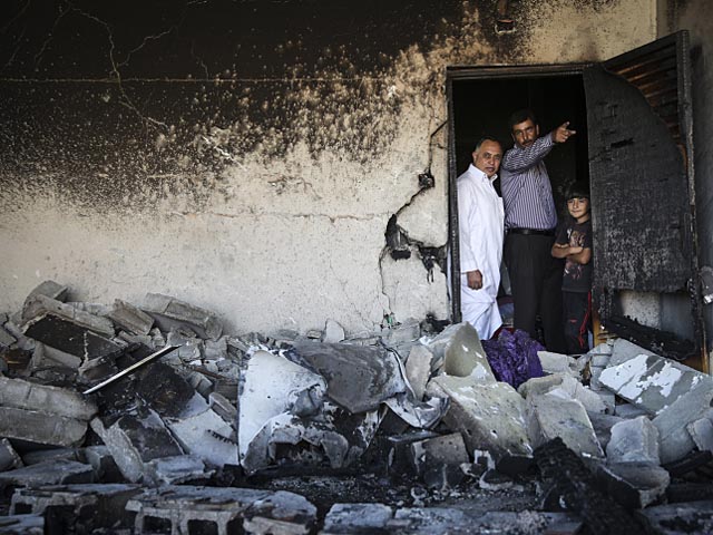 Дом семьи Амара Абу Аиша, частично разрушенный израильскими военными в ночь на 1 июля 2014 года