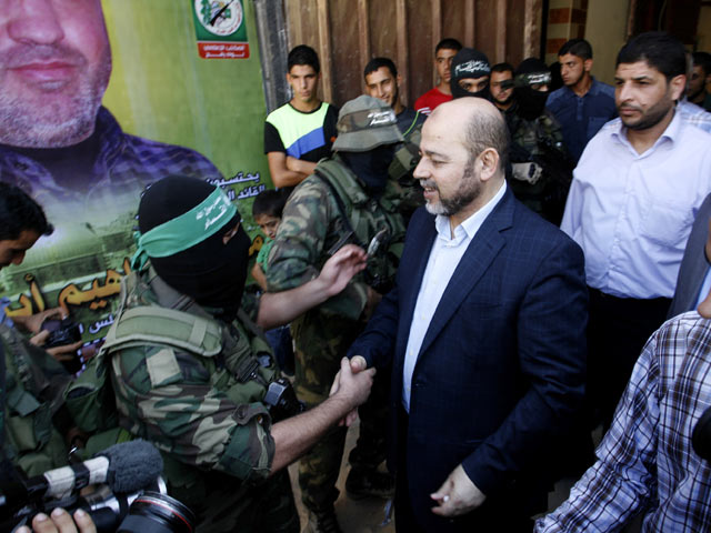 Муса Абу Марзук приветствует боевиков "южной бригады" ХАМАС. Рафах, 28 августа 2014 года