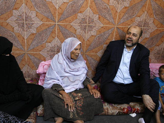 Муса Абу Марзук с родственниками Мухаммада Абу Шамлэ. Рафах, 28 августа 2014 года