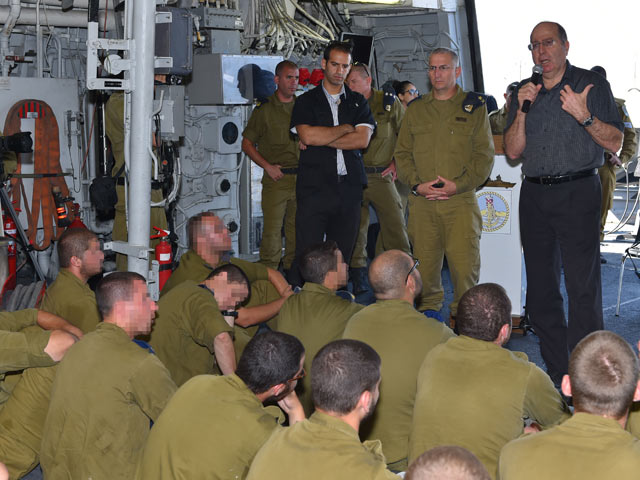 Министр обороны Моше Яалон на базе ВМС в Ашдоде во время операции "Нерушимая скала". 12 августа 2014 года