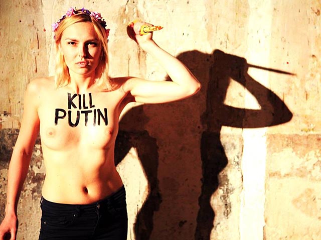 Акция FEMEN в парижском музее Gr&#233;vin, во время которой была разбита восковая фигура Путина. 5 июня 2014 года