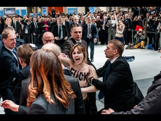 Нападение секстремисток FEMEN на Путина в Ганновере. 8 апреля 2013 года