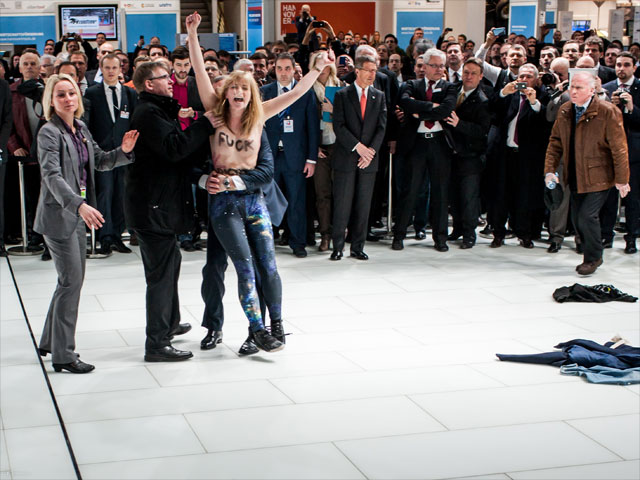 Нападение секстремисток FEMEN на Путина в Ганновере. 8 апреля 2013 года