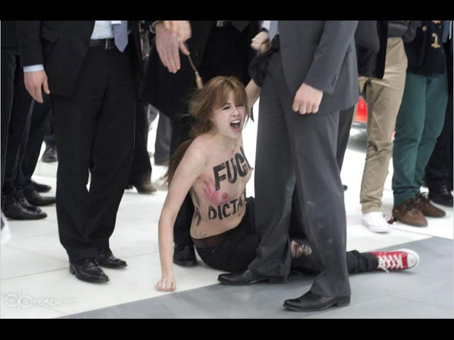Нападение секстремисток FEMEN на Путина в Ганновере. 8 апреля 2013 года