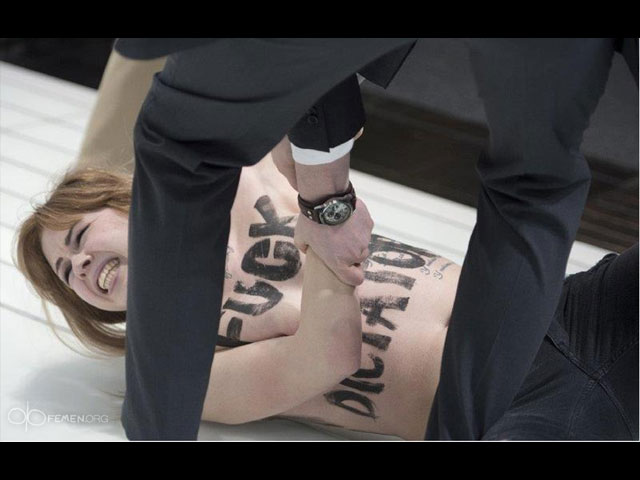 Нападение секстремисток FEMEN на Путина в Ганновере. 8 апреля 2013 года