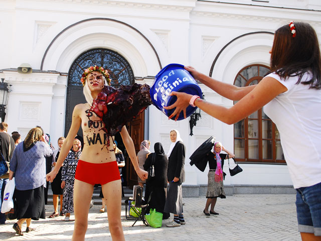 Акция FEMEN на территории Киево-Печерской Лавры. 11 сентября 2014 года