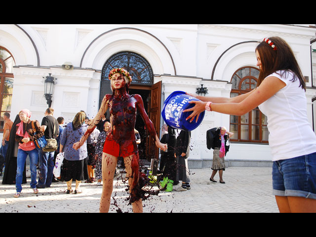 Акция FEMEN на территории Киево-Печерской Лавры. 11 сентября 2014 года