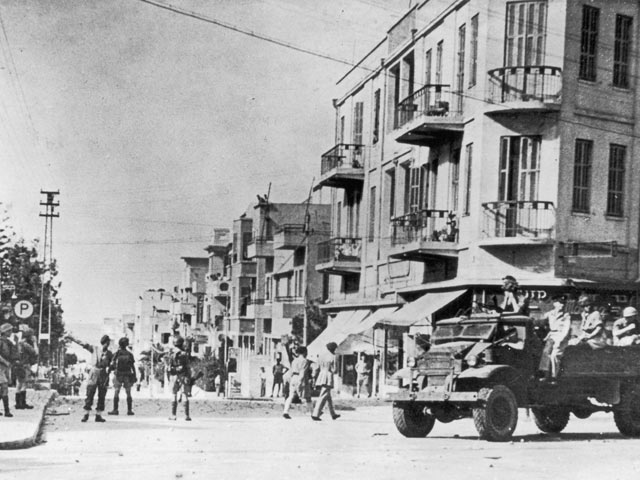 Британские военные на улицах Тель-Авива в 1945 году