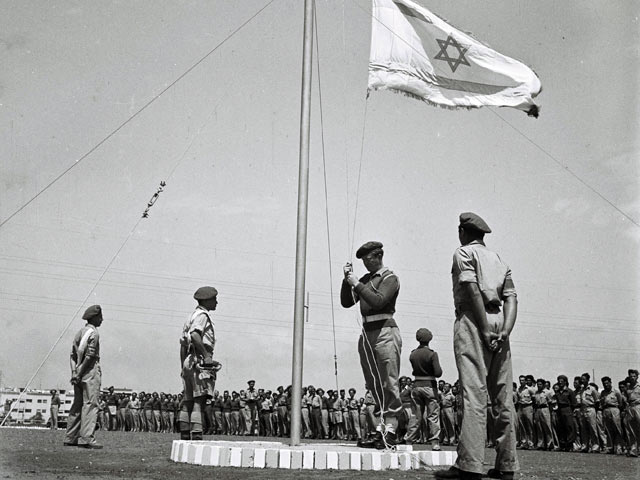 Подъем флага Израиля за несколько недель до официального провозглашения еврейского государства. 1948 год