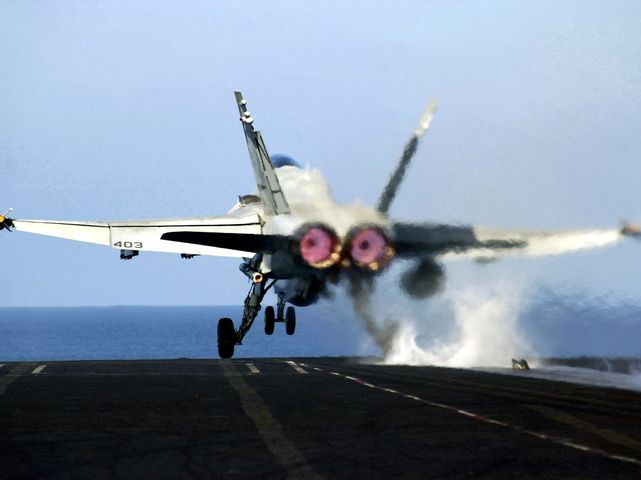 F/A 18 Hornet взлетает с палубы авианосца USS Carl Vinson (иллюстрация)