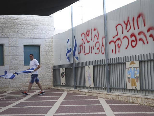Рабочие разбирают стену, возведенную на территории "спорной школы" в Бейт-Шемеше 
