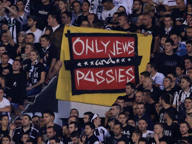 Сербские болельщики вывесили антисемитский баннер во время матча против "Тоттенхэма"