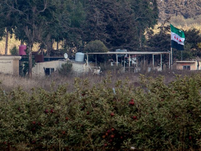 Флаг сирийских повстанцев над Кунейтрой. 01.09.2014