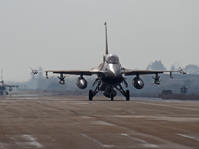 Нидерланды отправят на борьбу с "Исламским государством" шесть истребителей F-16