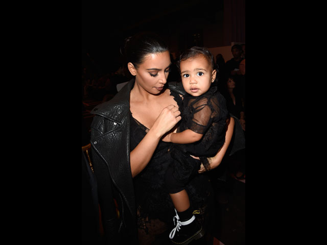 Ким Кардашьян с дочерью на Парижской неделе высокой моды. 28 сентября 2014 года
