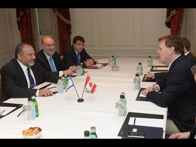 Авигдор Либерман на встрече с  министром иностранных дел Канады Джоном Бэрдом в Нью-Йорке. 28 сентября 2014 года