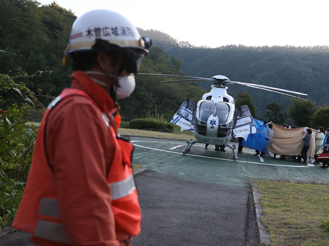 Спасатели в районе извержения вулкана Онтаке. 28 сентября 2014 года
