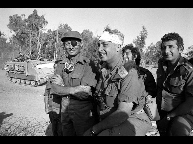 Ариэль Шарон и министр обороны Моше Даян. Египет, западный берег Суэцкого канала. Октябрь 1973 года