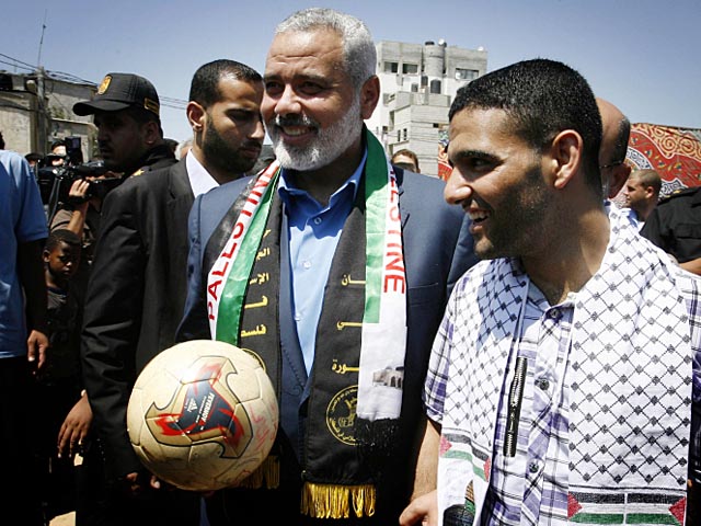 Исмаил Ханийя с футболистом сборной сектора Газы