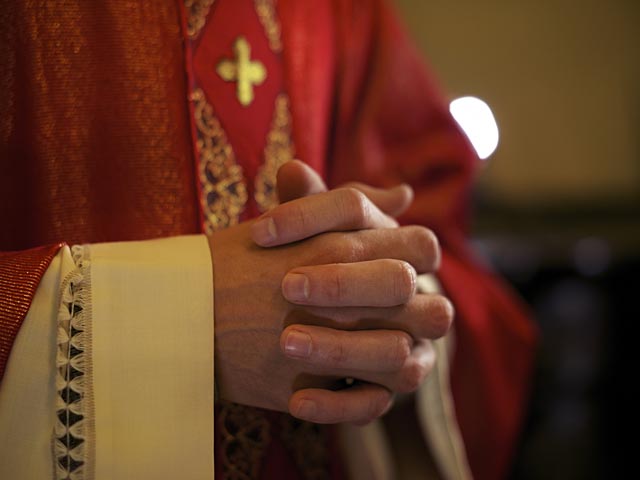 Лондонский банкир подает в суд на церковь: у его жены был роман с епископом