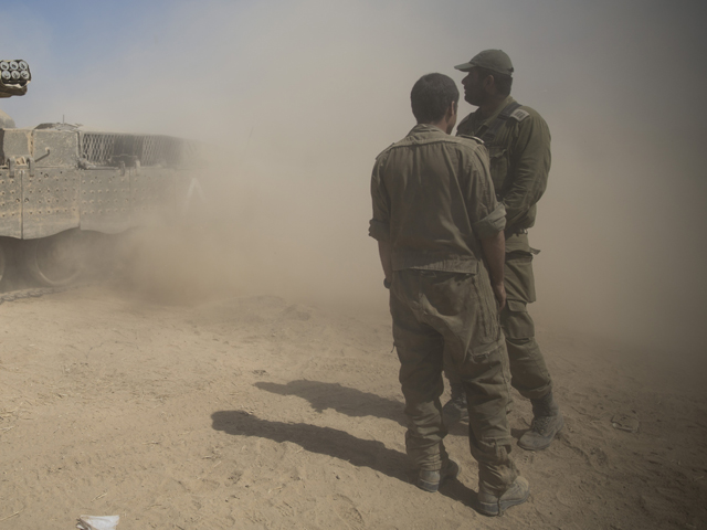 Безоружных солдат поставили охранять оружейную в километре от Газы