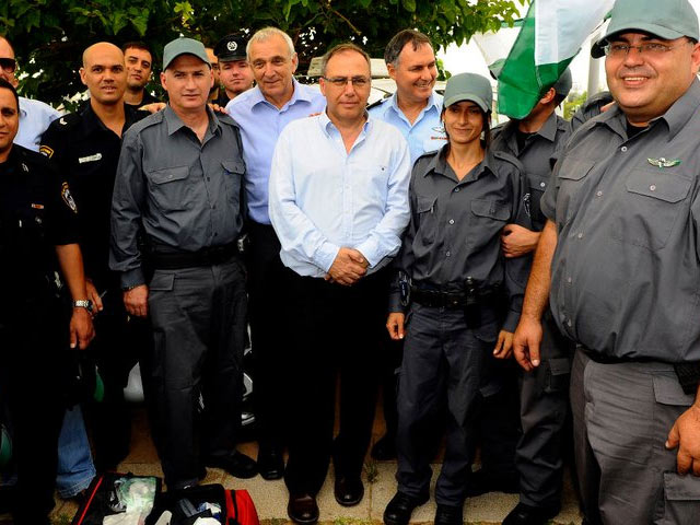 Сими Циони во время встречи с министром внутренней безопасности Ицхаком Ароновичем и генеральным инспектором полиции Йохананом Данино