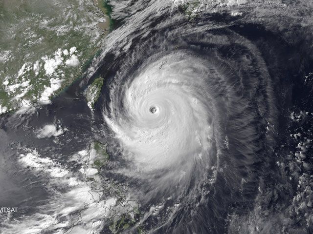 Мощные тайфуны в Японии и Индии, сотни тысяч человек эвакуированы