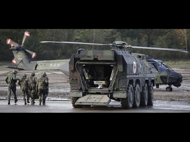 Погрузка раненых в транспортный вертолет NH-90
