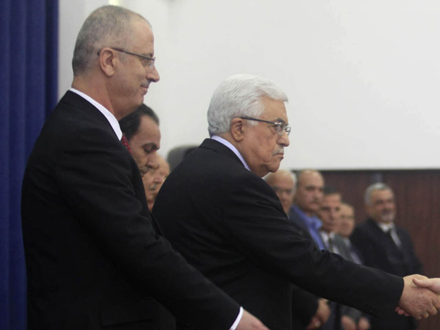 Председатель ПНА Махмуд Аббас и глава палестинского правительства Рами Хамдалла