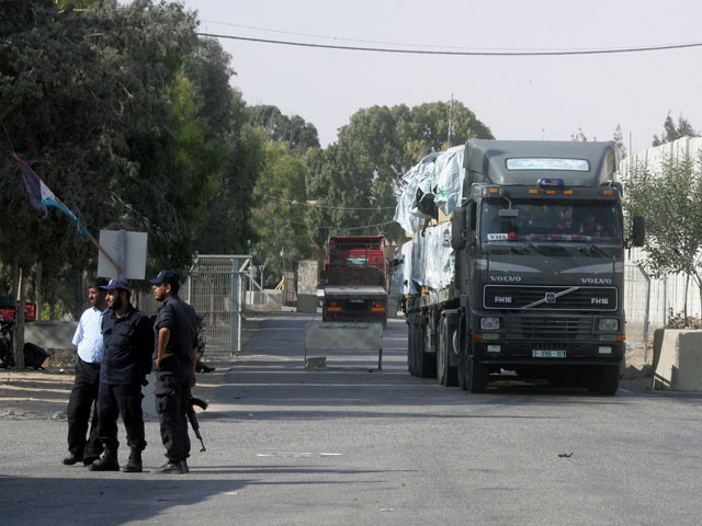 Израиль направил в Газу 150 грузовиков со стройматериалами