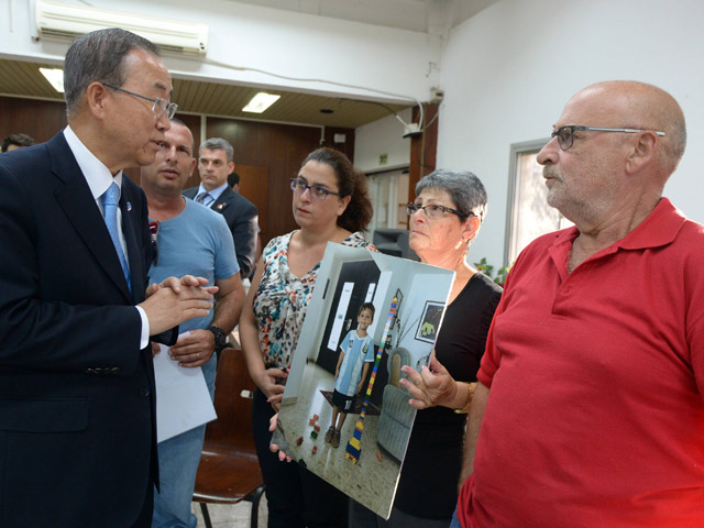 Встреча Пан Ги Муна с близкими жертв ракетных обстрелов из Газы. Нирим, 14 октября 2014 года
