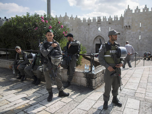  Израильские пограничники в Старом городе Иерусалима. 14 октября 2014 года