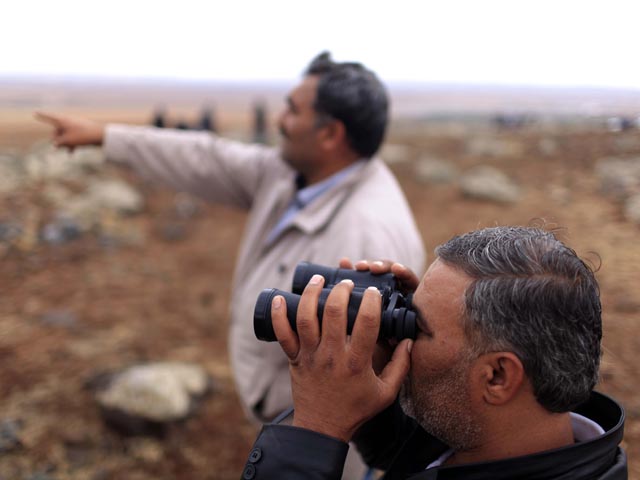 Беженцы-курды следят за происходящим в Кобани