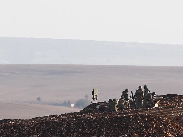 Турецкие военные на границе с Сирией около Кобани