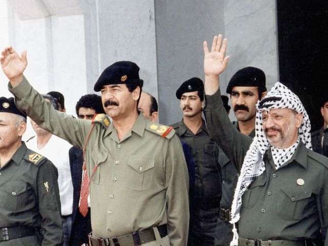 Саддам Хусейн и Ясер Арафат в 1988 году
